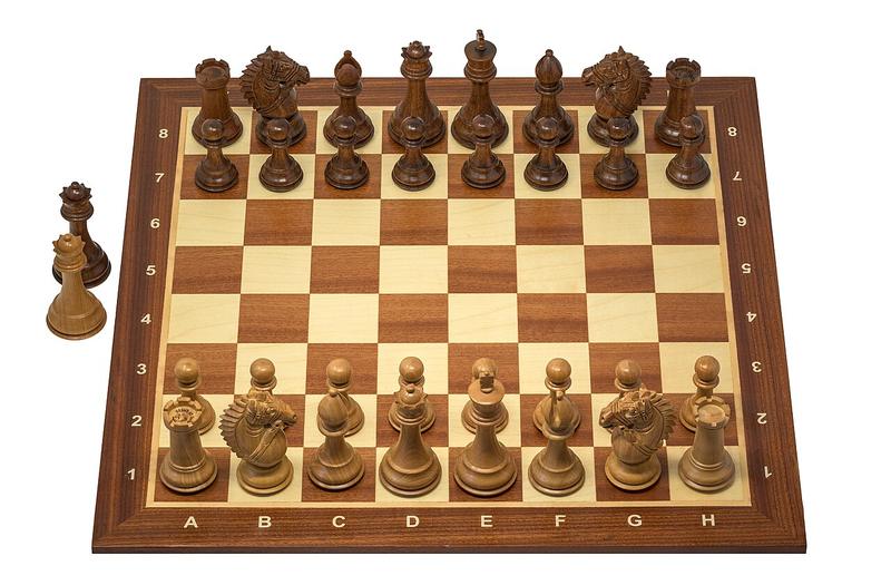 Шахматная доска с расставленными фигурами